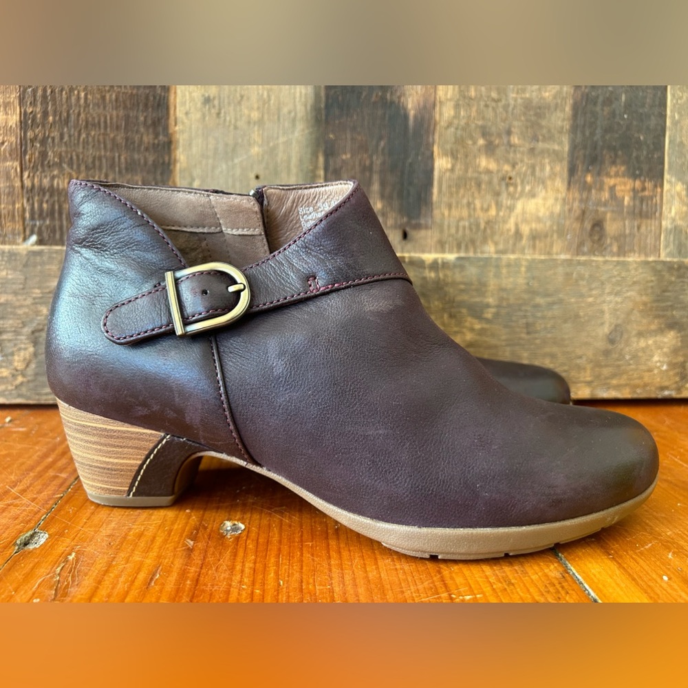 Dansko Darbie stacked heel bootie in fig size 39 ankle zip excellent condition